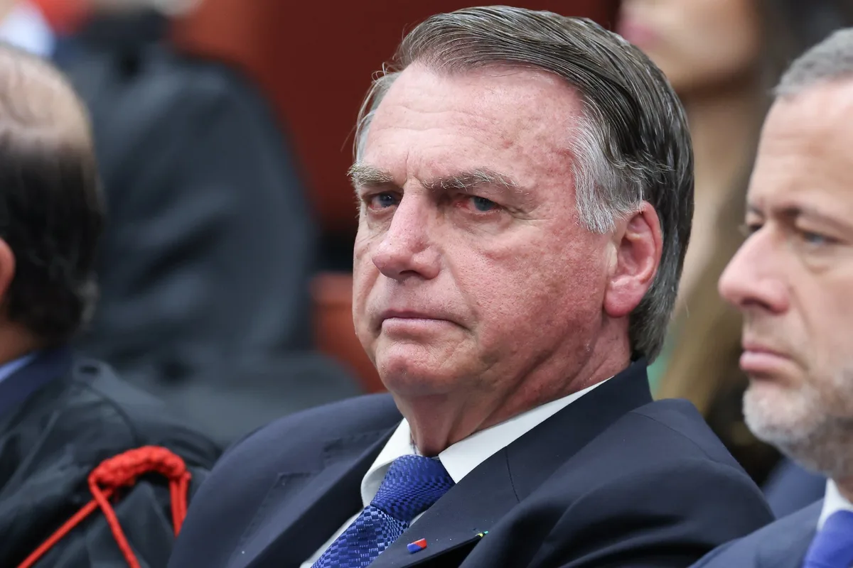 Santinhos com a imagem de Jair Bolsonaro são proibidos pelo TSE