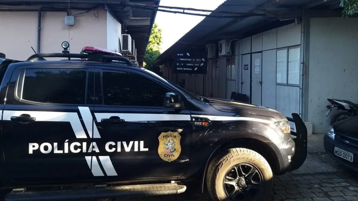 Duas crianças e bebê são deixados sozinhos em casa após mãe sair para falar com ex-namorado no ES