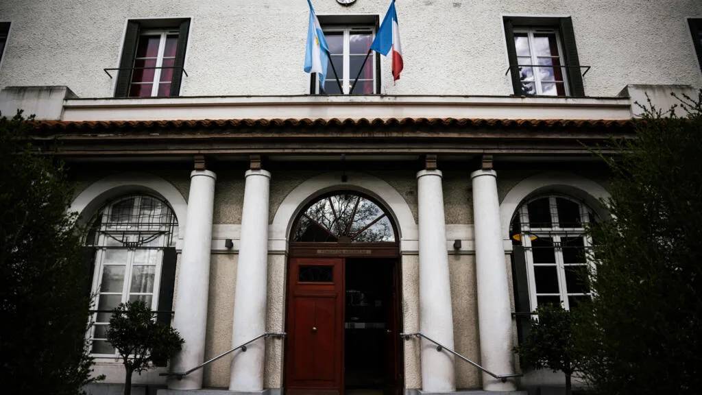 Après des mois de polémiques, le directeur de la Maison de l'Argentine à Paris quitte ses fonctions