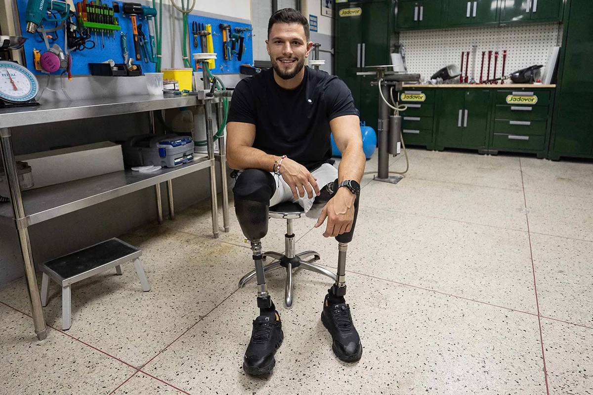 El joven sin piernas que ayuda a los niños amputados de los terremotos de Venezuela y apoya a los de Colombia: "Lo que me genera rabia es que el mundo no está preparado para recibirlos"