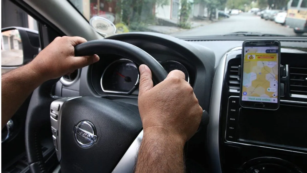 Motorista de aplicativo faz ‘corrida por fora’, perde conta com 10 mil viagens e pede R$ 104 mil na Justiça de SC