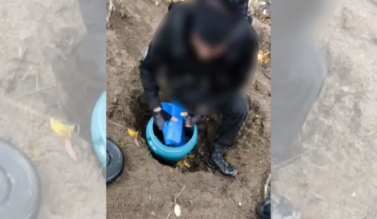 Polícia encontra tonel enterrado com 14,7 kg de maconha em manguezal de Cariacica