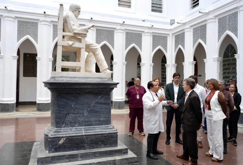 Embajada de EEUU entrega equipos médicos al Hospital Vargas de Caracas