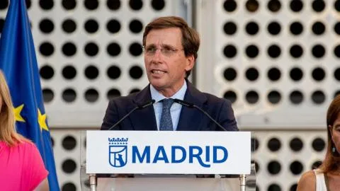 Almeida tilda de "lógico y razonable" que Ayuso visitara el ático de Chamberí y tumba la primera versión de la presidenta