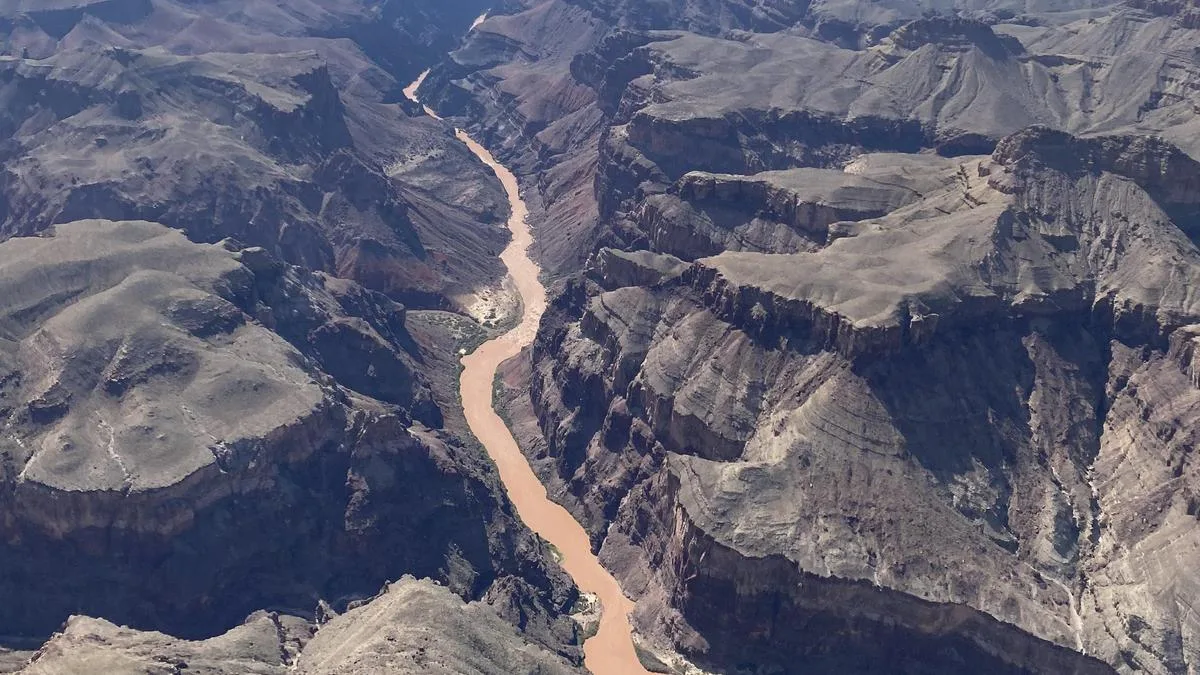 Grand Canyon flash flood leaves one dead, around 15 missing