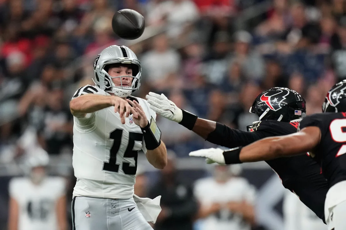 Fernando Mendoza recibe brutal ‘bienvenida’ en la NFL: lanza pick-six, pero Raiders vence a Texans