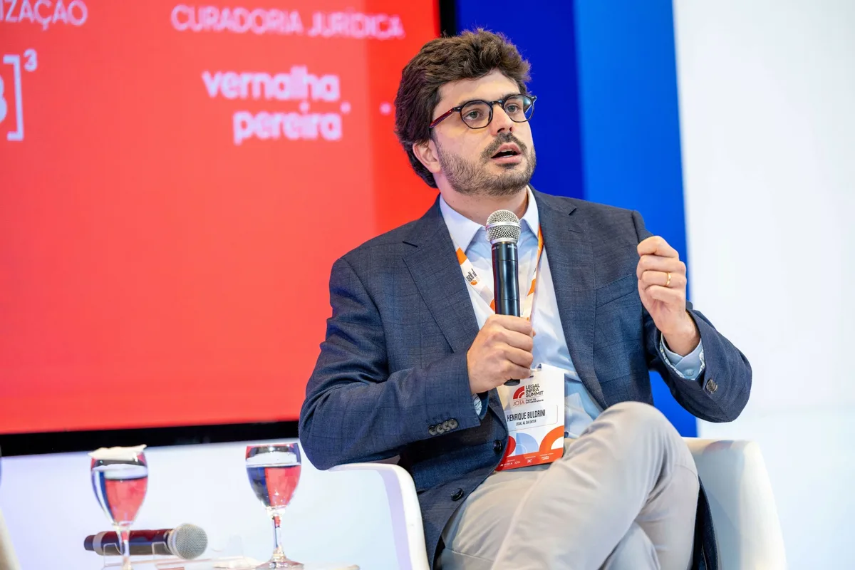 Marco da IA cria ‘sanções pesadas’ e ‘regulações excessivas’, diz Henrique Buldrini