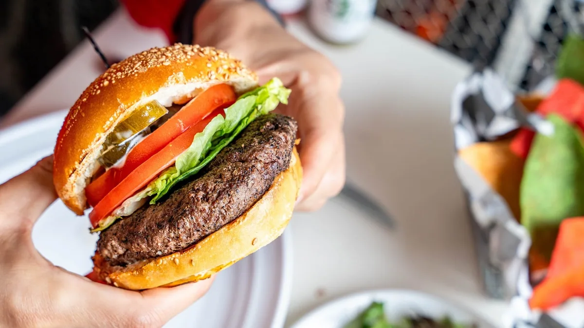 ‘Jamás notarían la diferencia’: ¿Por qué las hamburguesas en EU llevan menos carne y más verduras?