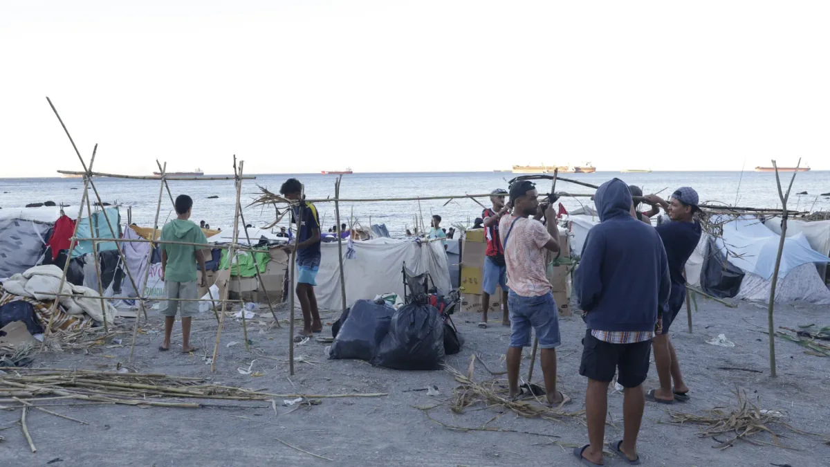 El asentamiento de la playa del Trampolín se desborda en Ceuta tras el desalojo del monte Hacho, el Sarchal y el Morro