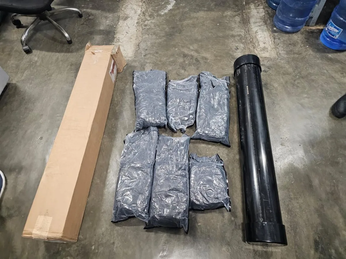 República Dominicana: Autoridades decomisan seis paquetes de marihuana ocultos en un portaplanos