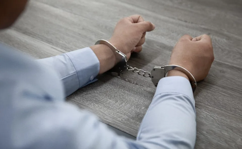Homem é condenado a mais de 30 anos de prisão por tentar matar ex-companheira com golpes de martelo