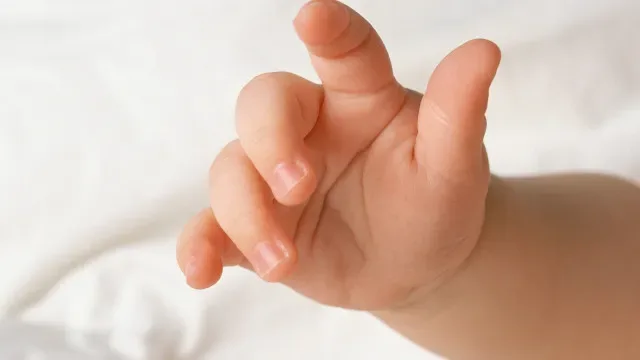 Mãe mata filho de 11 meses com tiro na cara para pai não ter custódia