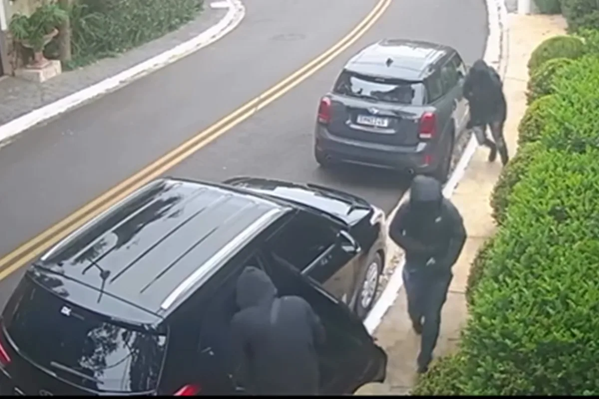 Vídeo flagra criminosos em invasão à mansão da família Abravanel em SP