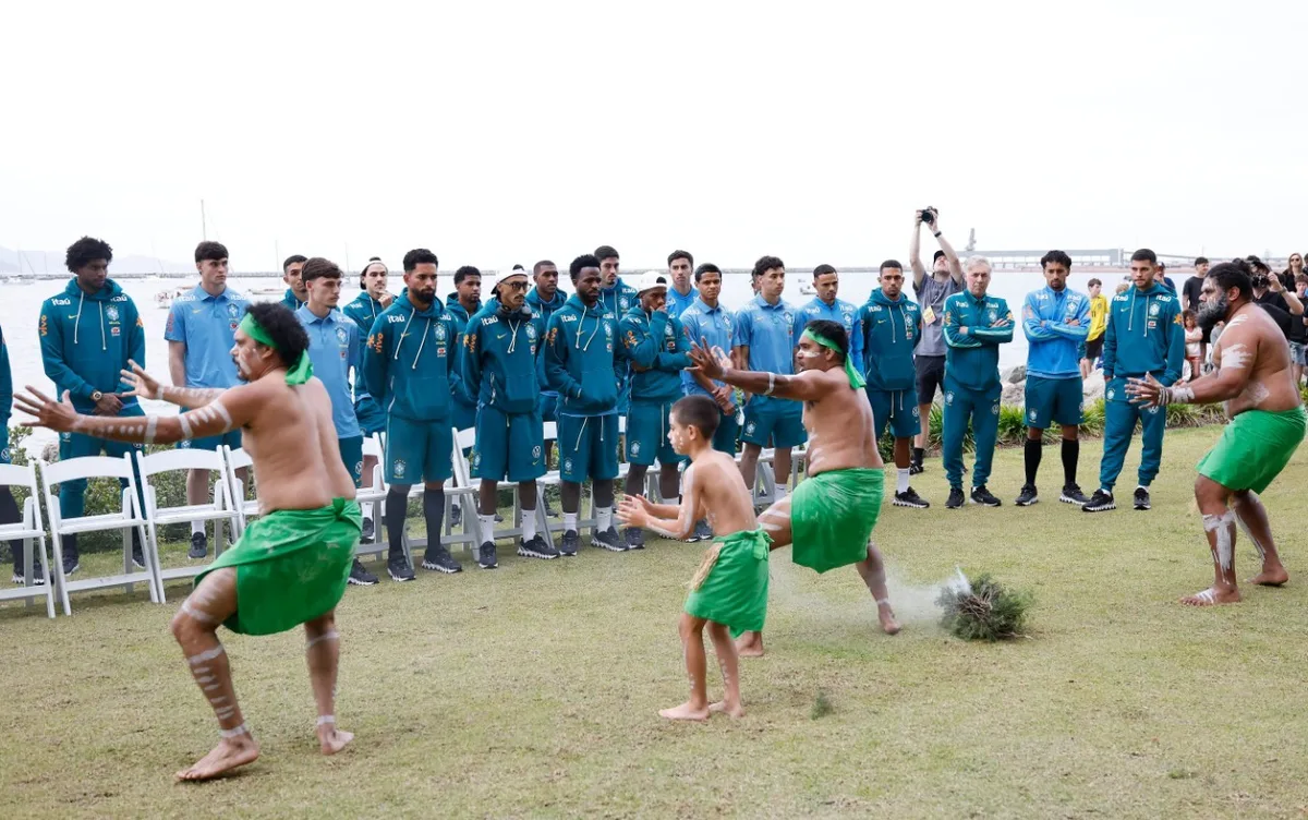 VÍDEO: Jogadores da seleção brasileira riem de recepção cultural com nativos da Austrália