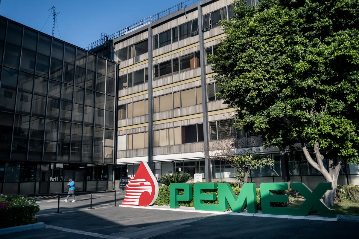 Pemex se aleja del riesgo: Baja el costo de su deuda y mejoran sus calificaciones
