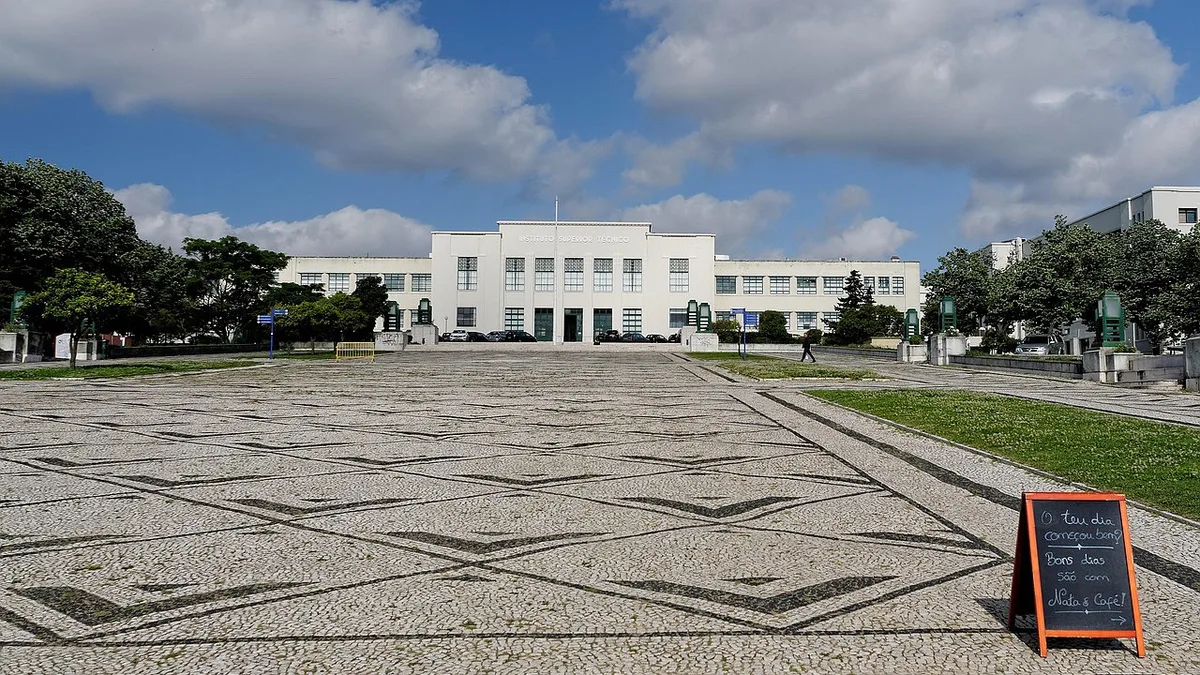 Professor do Técnico desenvolve tecnologia para tornar invisíveis drones e aviões de guerra