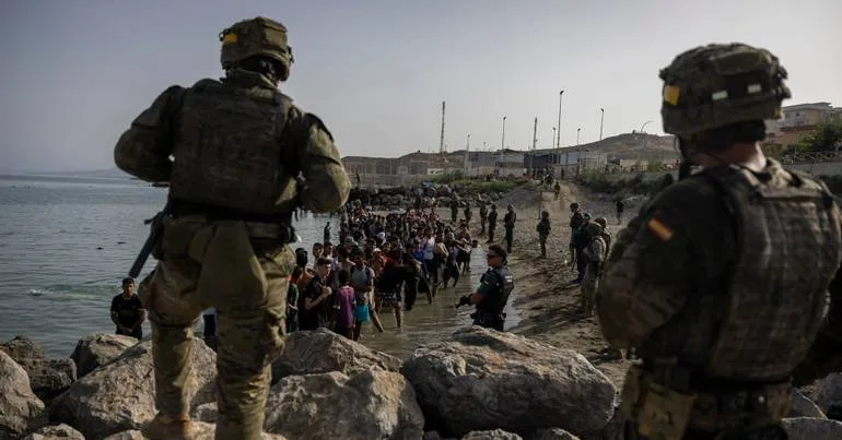 Expulsos de Ceuta onze marroquinos após ataque a militares