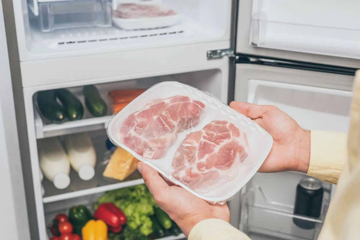 O que precisa de saber antes de descongelar alimentos