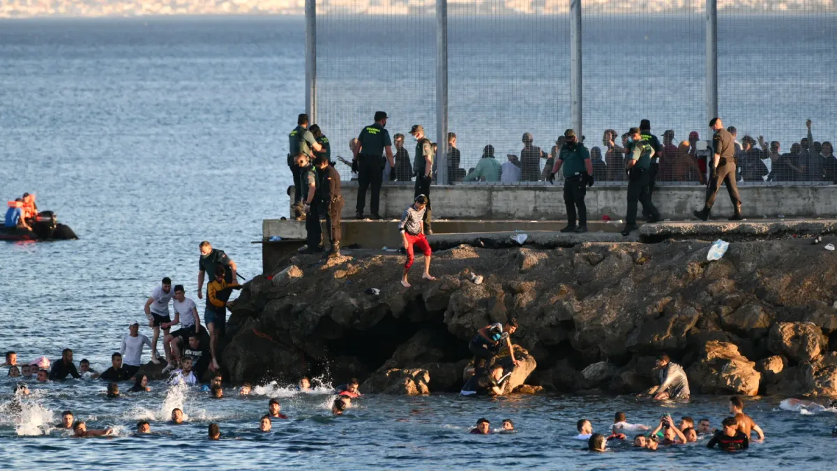 El CNI acusa a Marruecos de "pasividad" en la entrada masiva de Ceuta, de la que fue "plenamente consciente"