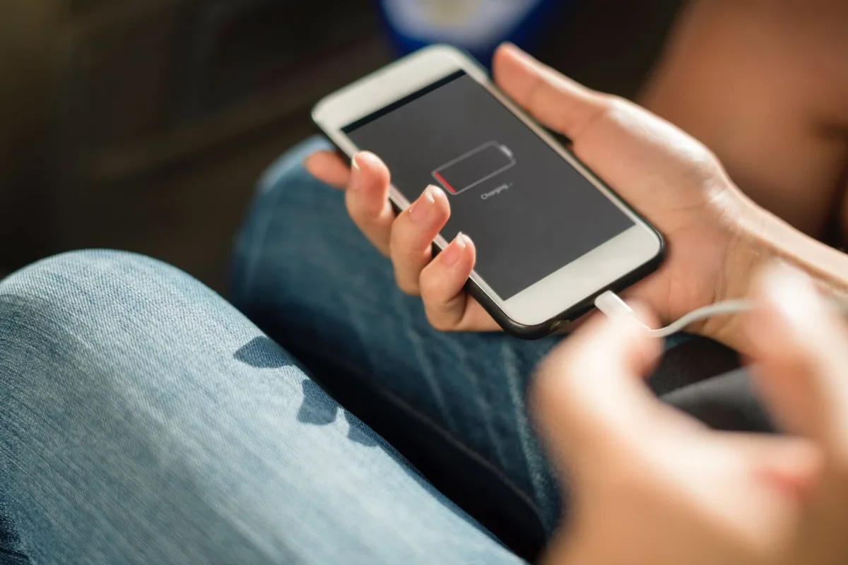 Cómo configurar el celular para que dure el doble la batería en un viaje largo