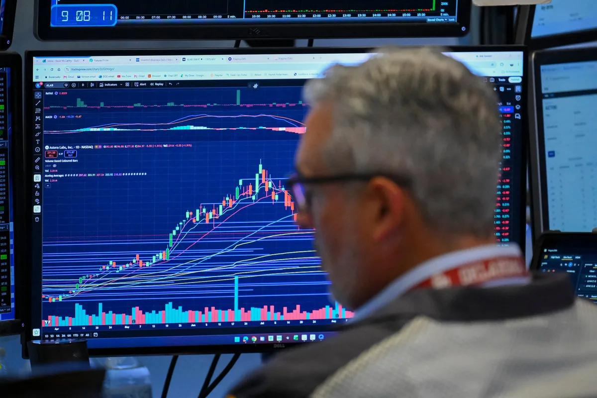 TSX dips as trade concerns weigh on sentiment despite a strong start to bank earnings season