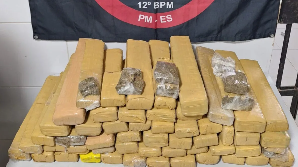 PM apreende cerca de 40 kg de maconha em carro abandonado em Linhares