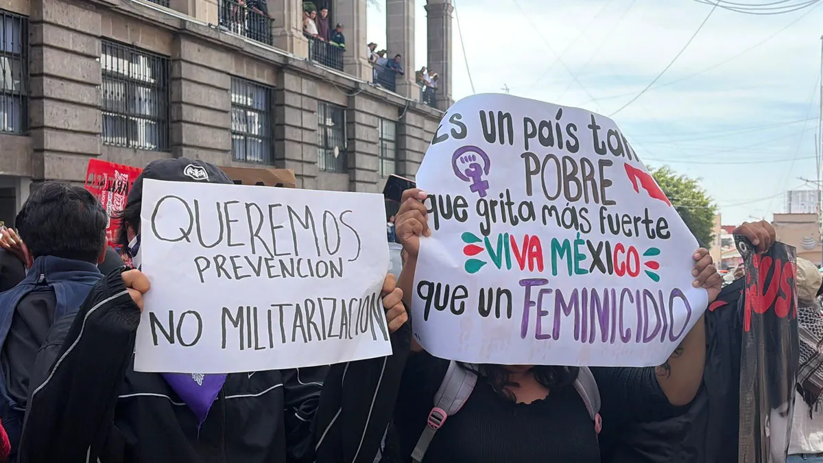 Feminicidio de Claudia Tacoronte: Alumnas de la UAEM protestan en el desfile cívico tras el Grito en Cuernavaca