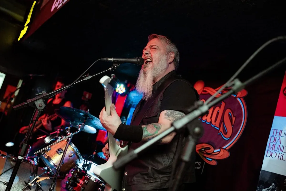 Bar de Curitiba revive o Woodstock por uma noite para festa
