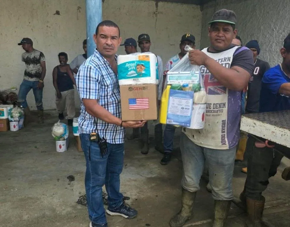 Alcaldía de Silva lleva donativos de EEUU a comunidades afectadas por el doblete sísmico
