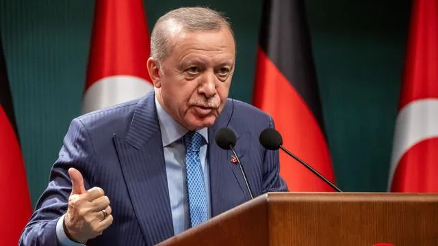 Präsident der Türkei: Erdoğan will durch vorgezogene Wahl weitere Amtszeit ermöglichen
