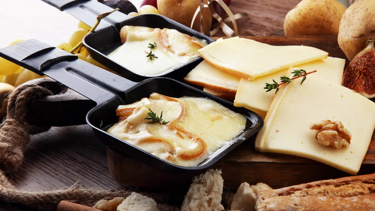 Appareil à 2€, talons de fromage, légumes: les astuces pour réussir sa raclette sans faire fondre son budget
