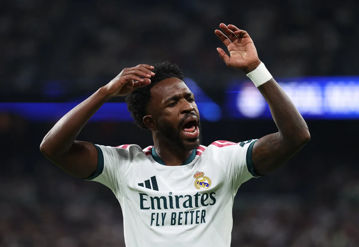 El Real Madrid sobrevive ante el Villarreal en un Santiago Bernabéu al rojo vivo, el caos del VAR y la cara y la cruz de Vinícius Jr