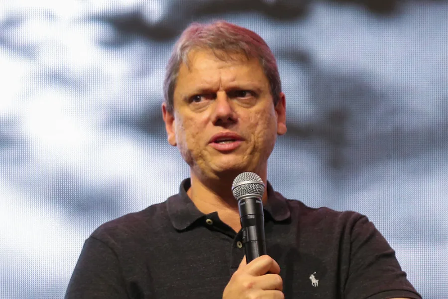 Tarcísio diz a empresários que Flávio será ‘maior do que o pai’