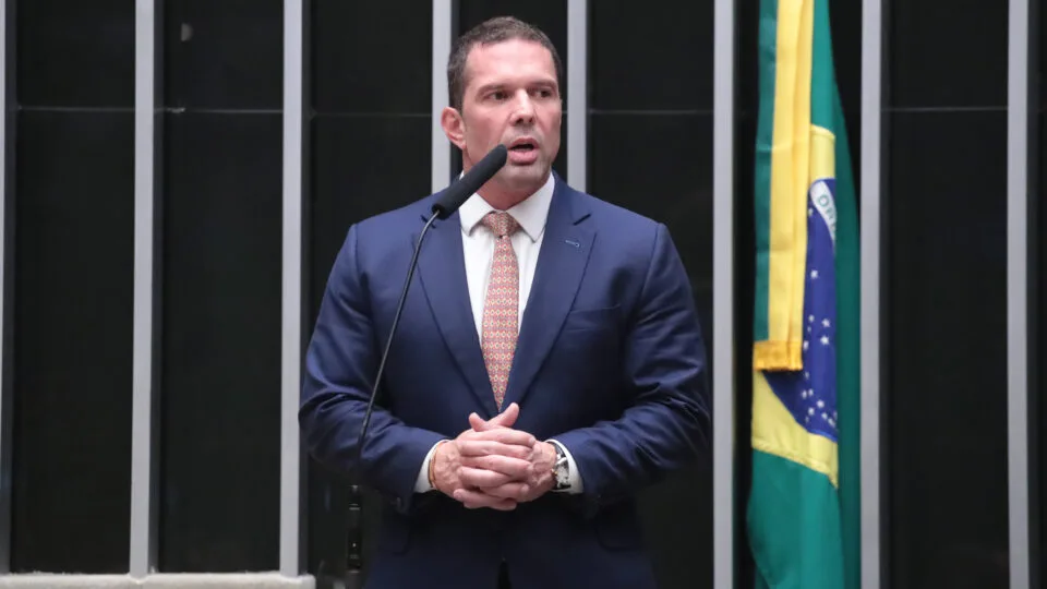 Advogado de Zambelli renuncia após cobrar promessa de apoio político