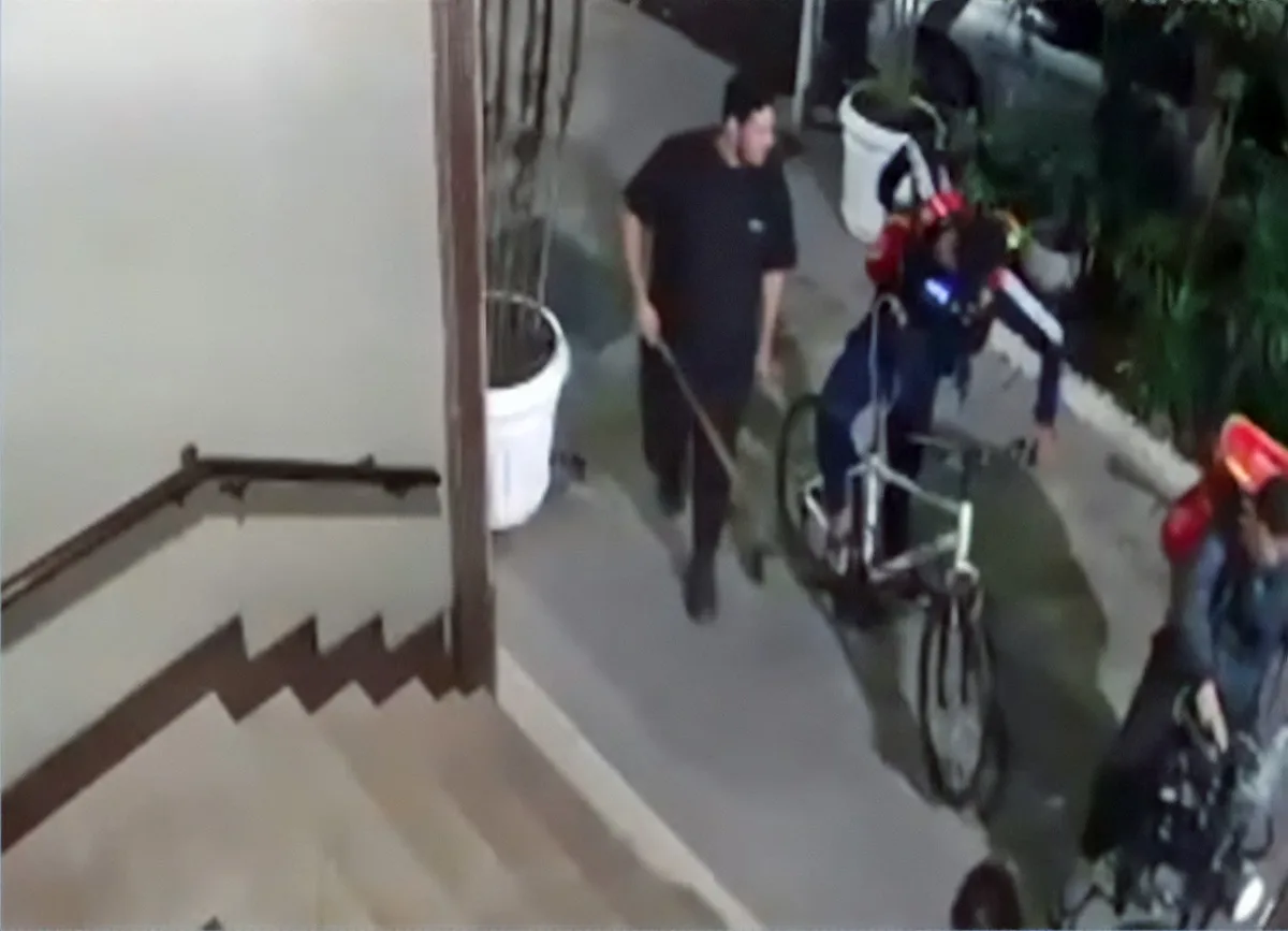 Delegado diz que ciclista morto em Copacabana foi agredido por 4 homens de 'forma bárbara por motivo fútil'; polícia identificou 2
