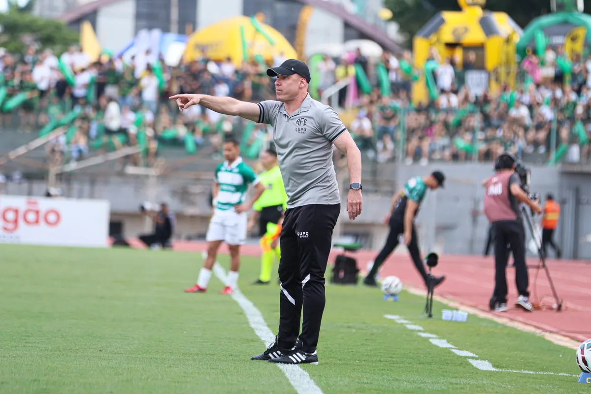Corrêa elogia mental da Ferroviária após empate no fim na ida da final da Série C