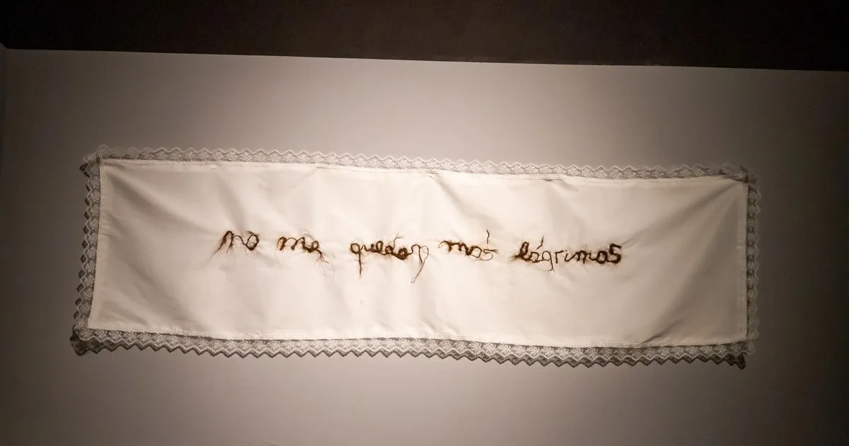 La artista Mariela Yeregui coleccionó sus lágrimas y las convirtió en una exposición