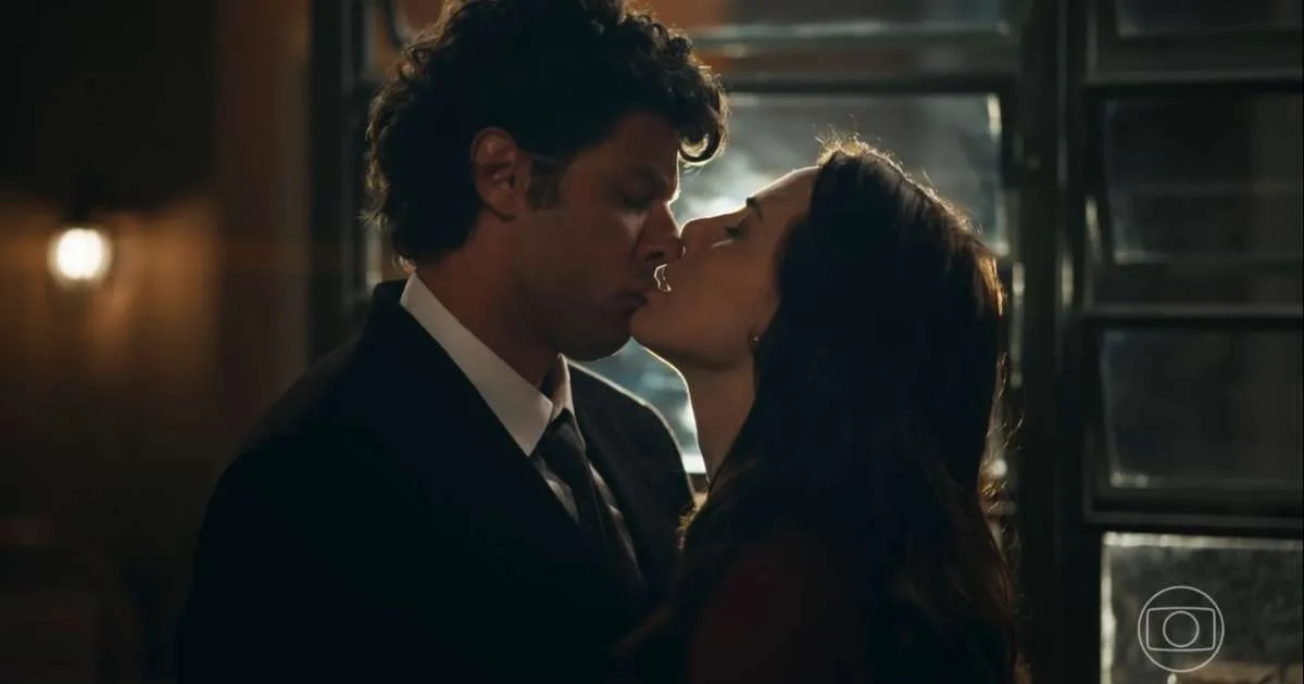 'Quem Ama Cuida': Detalhe em beijão de Adriana e Pedro chama atenção: 'Desespero'