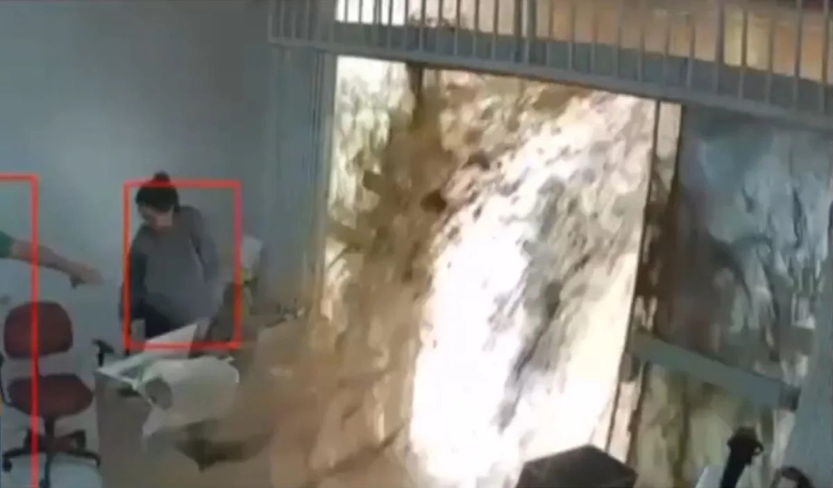 VÍDEO: 'onda' de água e lama invade loja e assusta funcionários após adutora romper em SC