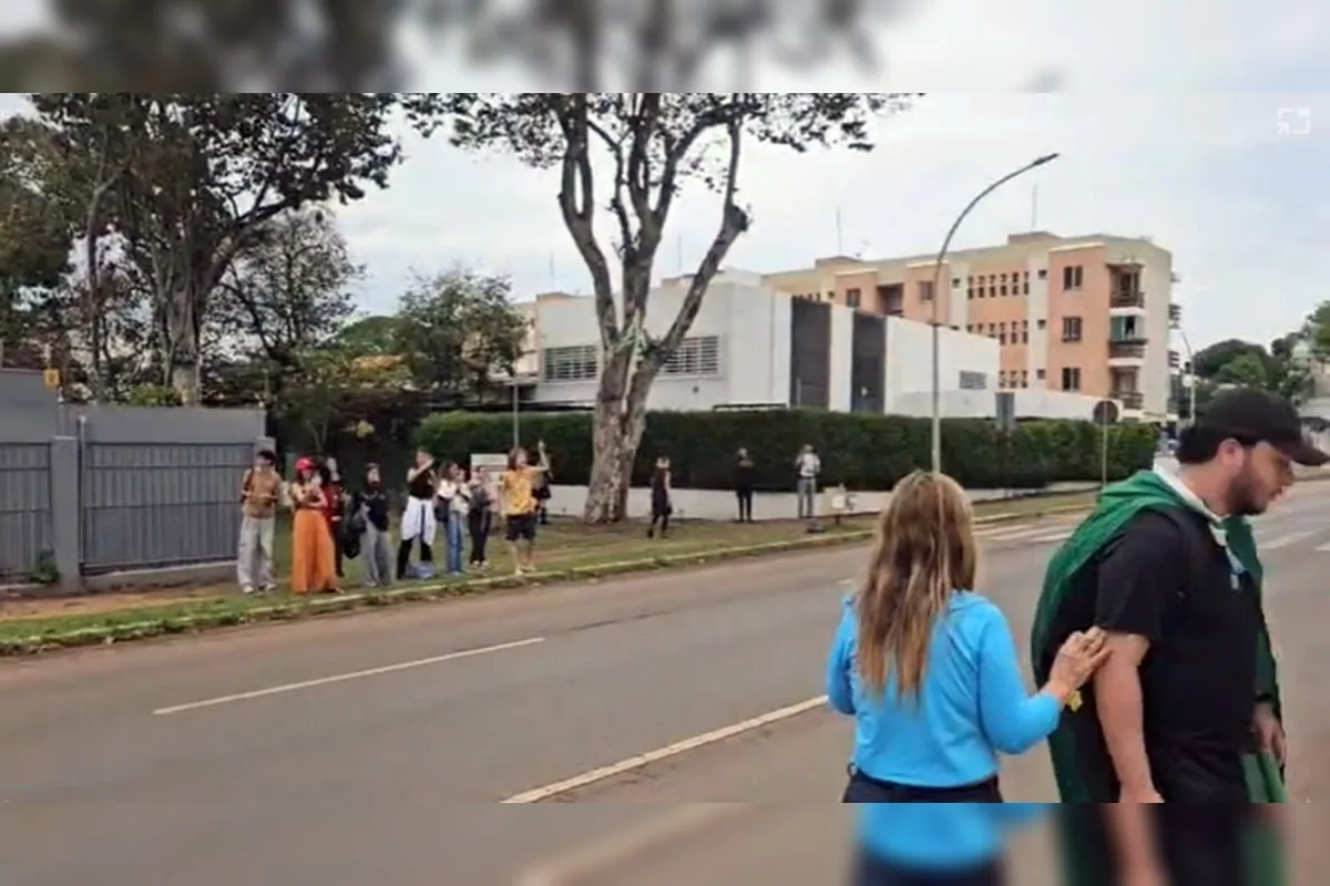 Manifestantes de direita batem boca com apoiadores do PT durante ato no DF