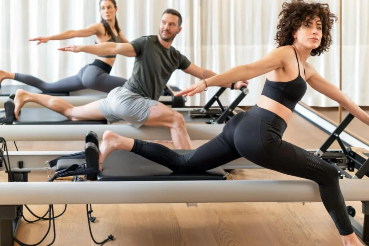 Pilates na parede emagrece? Entenda o que a prática faz no corpo