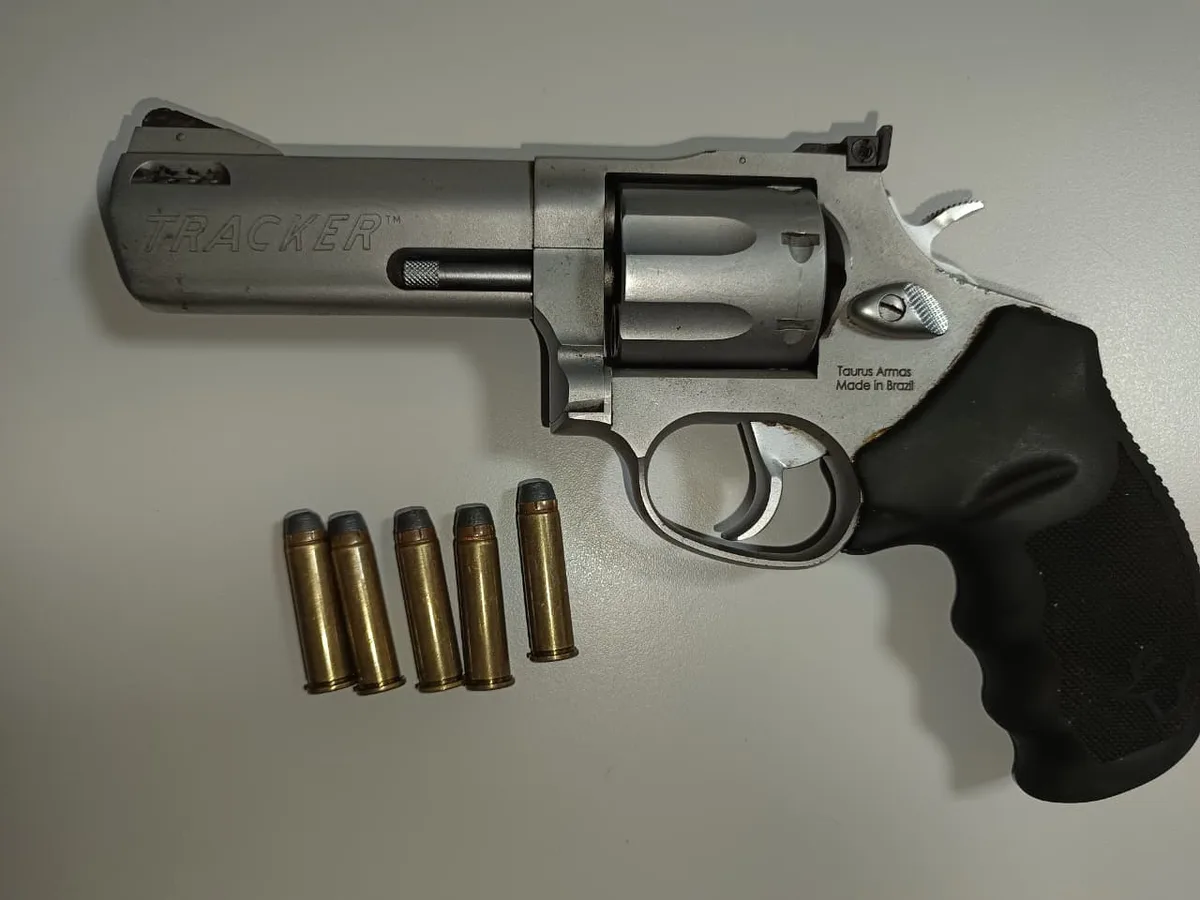 Homem é detido suspeito de ameaçar companheira com arma de fogo
