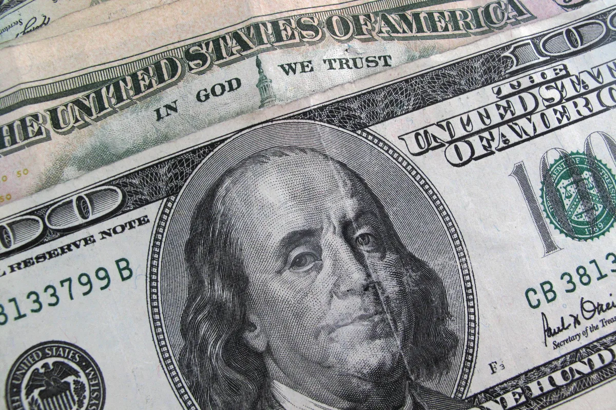 Dólar abre em queda à espera de nova pesquisa Datafolha e com cenário externo no radar