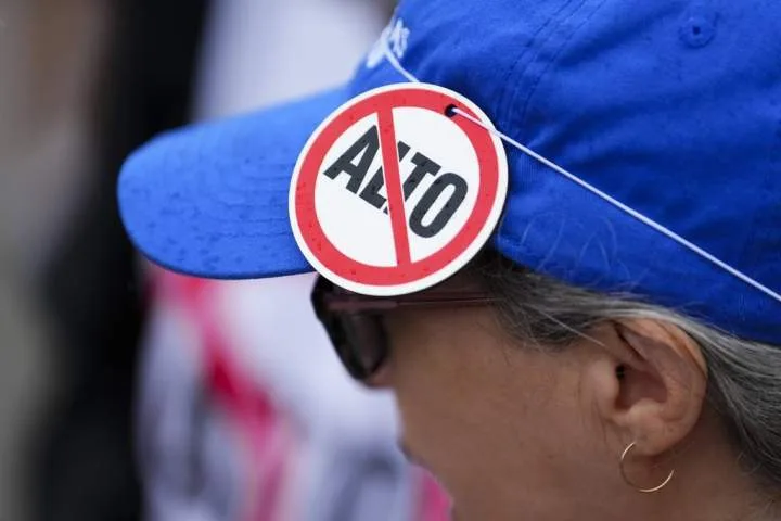 Quebec’s farmers union is calling on Ottawa to suspend Alto high-speed rail project