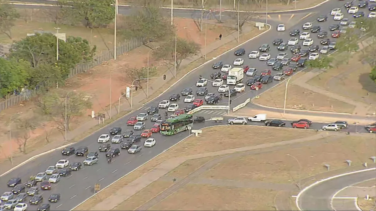 Semáforos desligados dificultam trânsito no Eixo Monumental, em Brasília