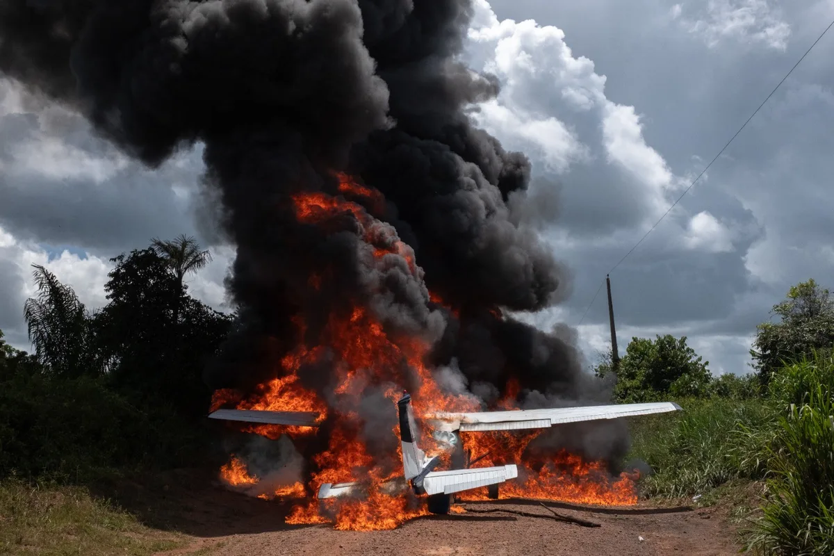 Avião ligado a voos para garimpo na Venezuela é destruído no entorno da Terra Yanomami