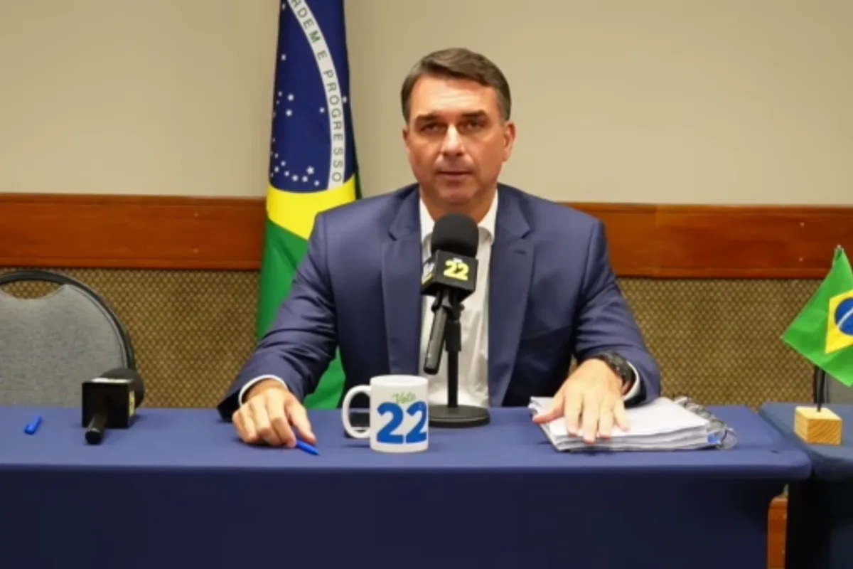 “Faça esse bem pela nação, Moraes, e renuncie”, pede Flávio Bolsonaro