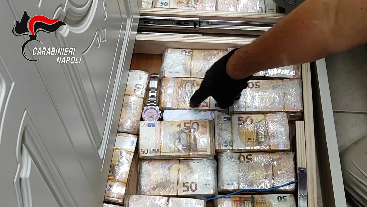 Millones de euros, armas y relojes de lujo: descubrieron el tesoro escondido de un narco de la mafia en Nápoles