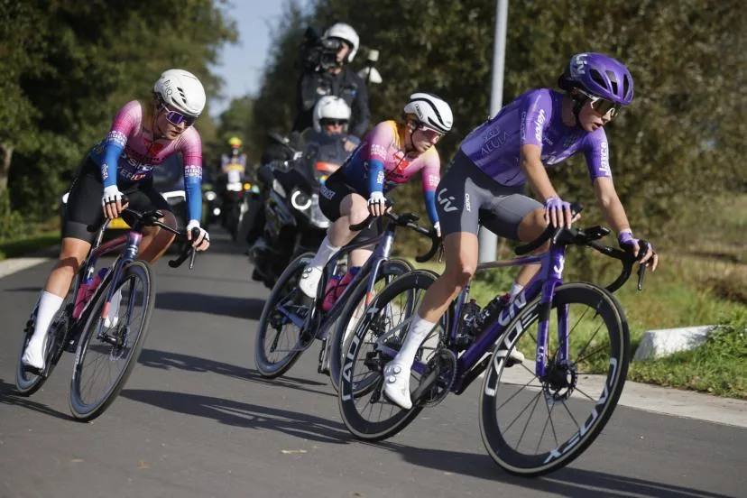 Quatre jours après le geste de protestation des coureurs sur le Tour de Lombardie, une voiture s'introduit sur le parcours de l'Eneco Tour aux Pays-Bas