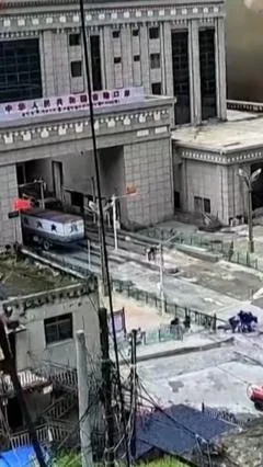 O momento em que avalanche atinge fronteira entre Nepal e Tibete